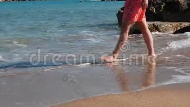 女人`沙上<strong>纤细</strong>的腿。 年轻迷人的<strong>女孩</strong>走在沙滩上。 穿着红色连衣裙、腿苗条的白人<strong>女孩</strong>